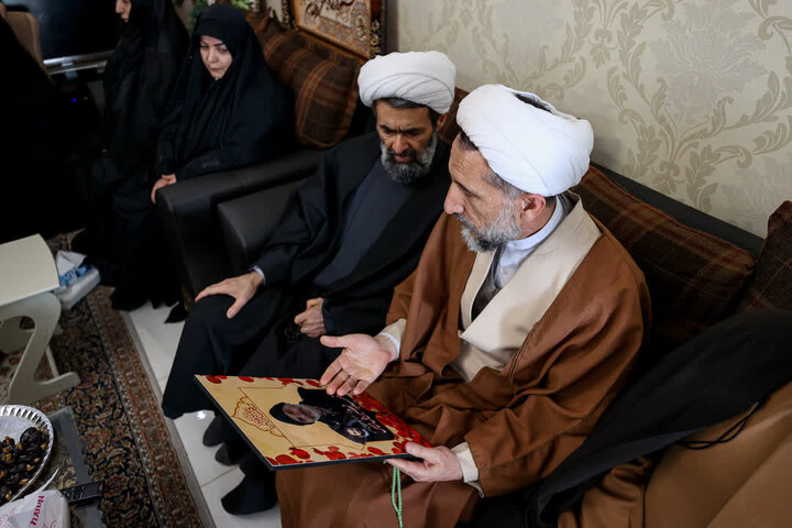 تصاویر / حضور امام جمعه قزوین در منزل شهدای مدافع امنیت