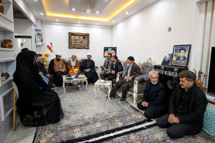تصاویر / حضور امام جمعه قزوین در منزل شهدای مدافع امنیت