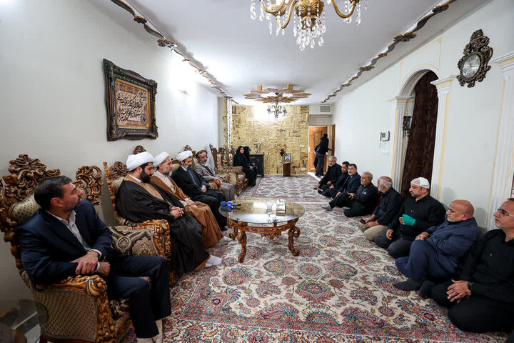 تصاویر / حضور امام جمعه قزوین در منزل شهدای مدافع امنیت