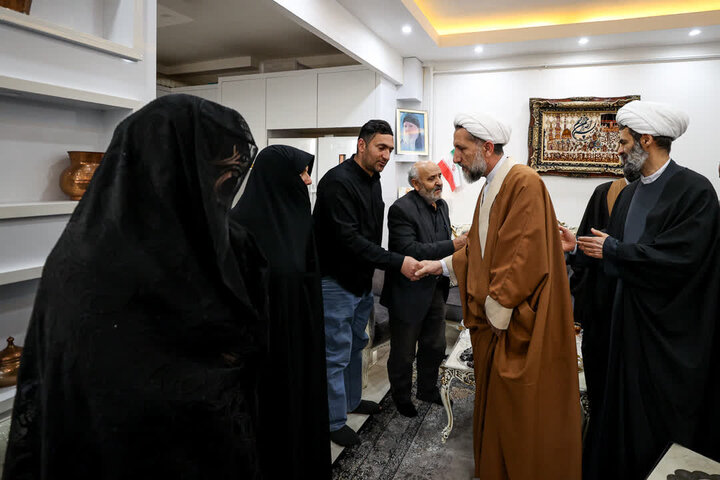تصاویر / حضور امام جمعه قزوین در منزل شهدای مدافع امنیت