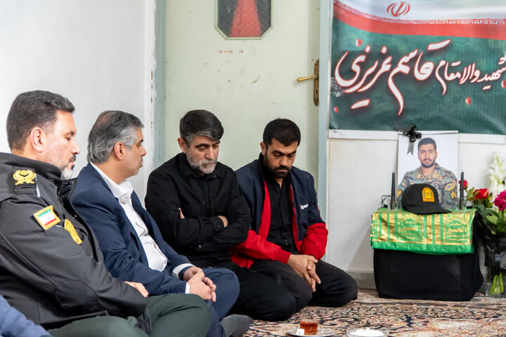 تصاویر/دیدار استاندار مرکزی با خانواده شهید قاسم عزیزی