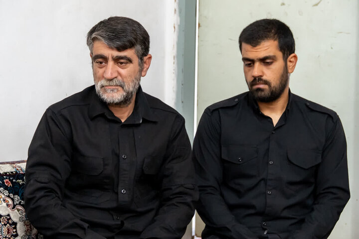 تصاویر/دیدار استاندار مرکزی با خانواده شهید قاسم عزیزی