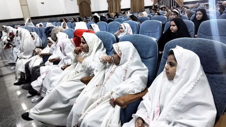 تصاویر/حضور امام جمعه نوش آباد درمراسم جشن تكليف دختران آموزشگاه مدرسه شهيد اشنويي