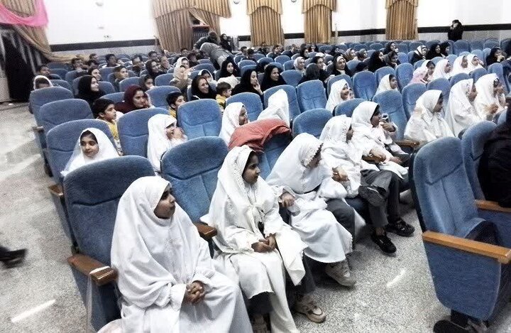 تصاویر/حضور امام جمعه نوش آباد درمراسم جشن تكليف دختران آموزشگاه مدرسه شهيد اشنويي