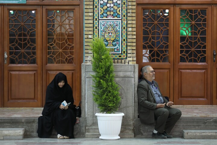 تصاویر/ حال و هوای حرم مطهر حضرت معصومه (س) در شب میلاد امام حسین (ع)