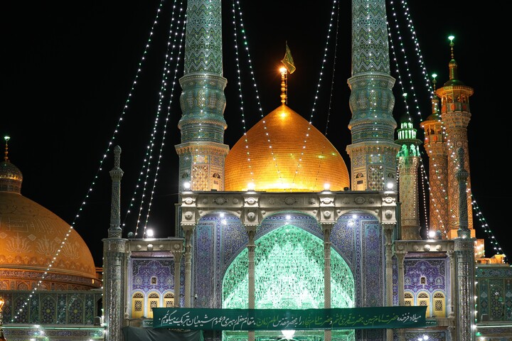 تصاویر/ حال و هوای حرم مطهر حضرت معصومه (س) در شب میلاد امام حسین (ع)