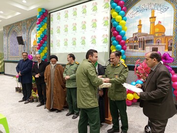 پاسداران سپر امنیت و مردم پشتوانه ولایت هستند