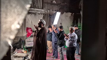 تصاویر/ نماز جماعت در حسینیه ای که دچار آتش نمرودیان شد