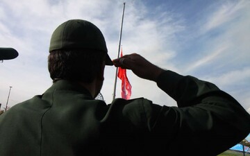 فیلم| اهتراز پرچم متبرک در میدان امام حسین(ع) شهرکرد ‌