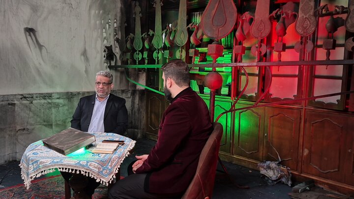 تصاویر/ نماز جماعت در حسینیه ای که دچار آتش نمرودیان شد