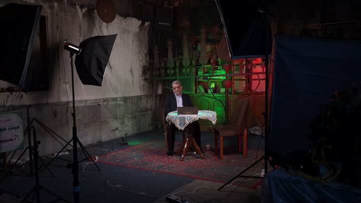 تصاویر/ نماز جماعت در حسینیه ای که دچار آتش نمرودیان شد