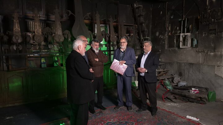 تصاویر/ نماز جماعت در حسینیه ای که دچار آتش نمرودیان شد