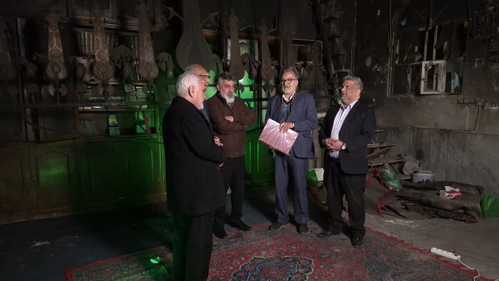 تصاویر/ نماز جماعت در حسینیه ای که دچار آتش نمرودیان شد