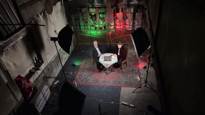 تصاویر/ نماز جماعت در حسینیه ای که دچار آتش نمرودیان شد