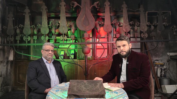 تصاویر/ نماز جماعت در حسینیه ای که دچار آتش نمرودیان شد