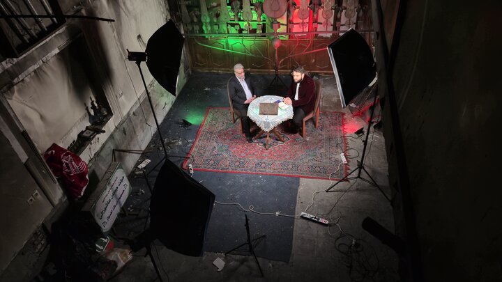 تصاویر/ نماز جماعت در حسینیه ای که دچار آتش نمرودیان شد