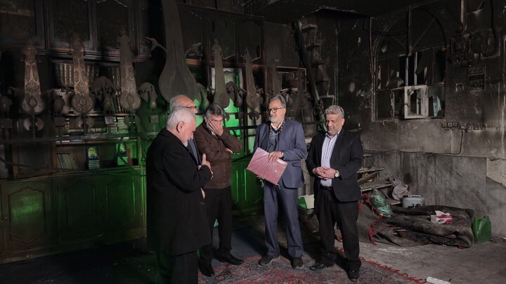 تصاویر/ نماز جماعت در حسینیه ای که دچار آتش نمرودیان شد