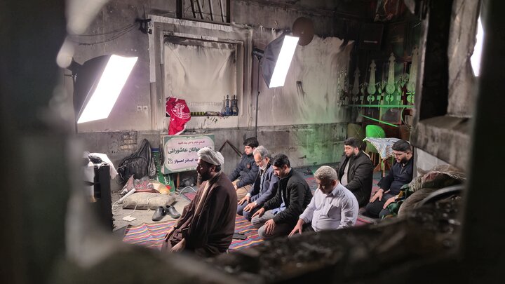 تصاویر/ نماز جماعت در حسینیه ای که دچار آتش نمرودیان شد