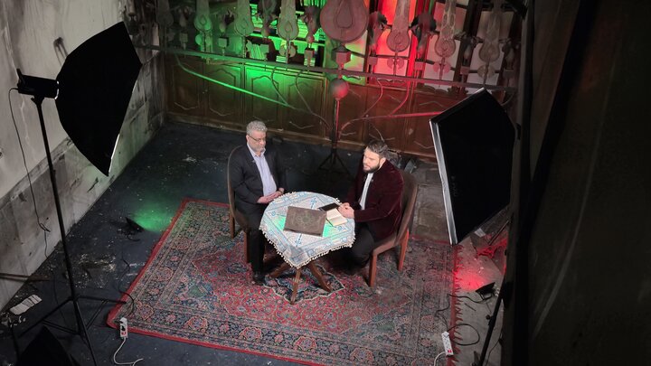 تصاویر/ نماز جماعت در حسینیه ای که دچار آتش نمرودیان شد