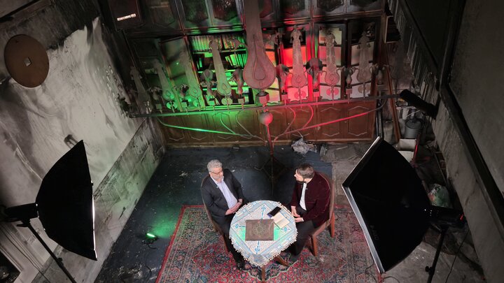 تصاویر/ نماز جماعت در حسینیه ای که دچار آتش نمرودیان شد