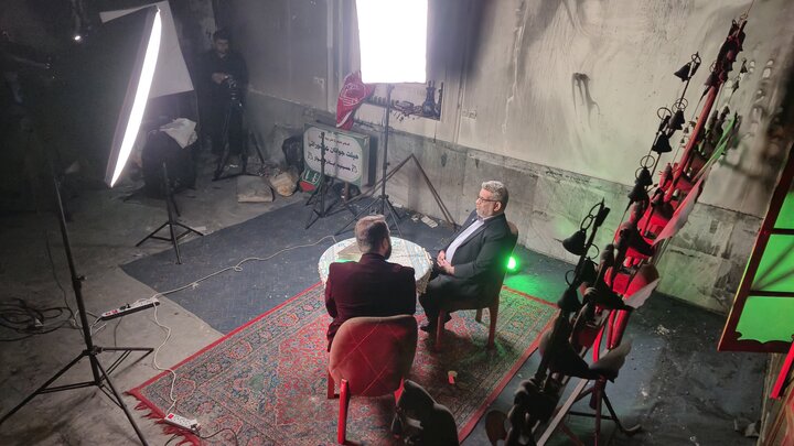 تصاویر/ نماز جماعت در حسینیه ای که دچار آتش نمرودیان شد