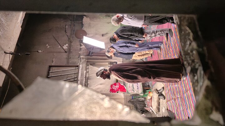 تصاویر/ نماز جماعت در حسینیه ای که دچار آتش نمرودیان شد