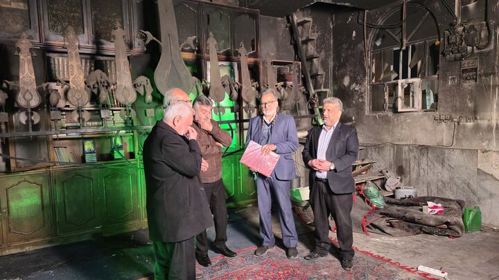 تصاویر/ نماز جماعت در حسینیه ای که دچار آتش نمرودیان شد