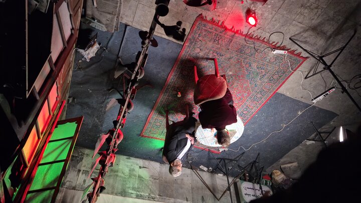 تصاویر/ نماز جماعت در حسینیه ای که دچار آتش نمرودیان شد