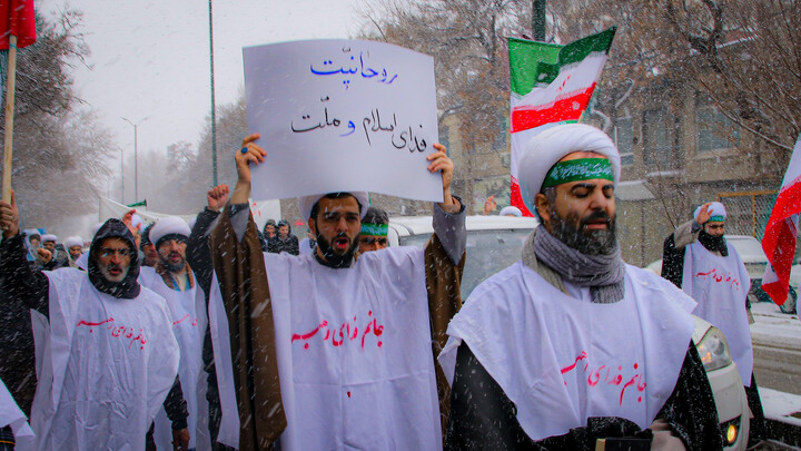 تصاویر/راهپیمایی طلاب و روحانیون همدان در دفاع از قرآن و ولایت