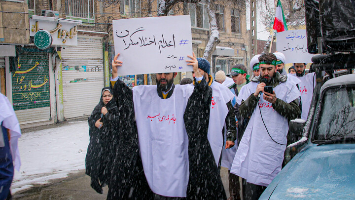 تصاویر/راهپیمایی طلاب و روحانیون همدان در دفاع از قرآن و ولایت