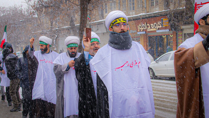 تصاویر/راهپیمایی طلاب و روحانیون همدان در دفاع از قرآن و ولایت