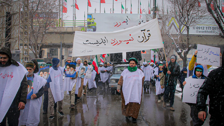 تصاویر/راهپیمایی طلاب و روحانیون همدان در دفاع از قرآن و ولایت