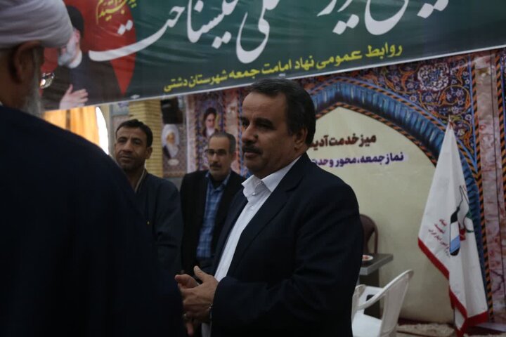 تصاویر/ برپایی میز خدمت و ایستگاه بهداشت در نمازجمعه خورموج