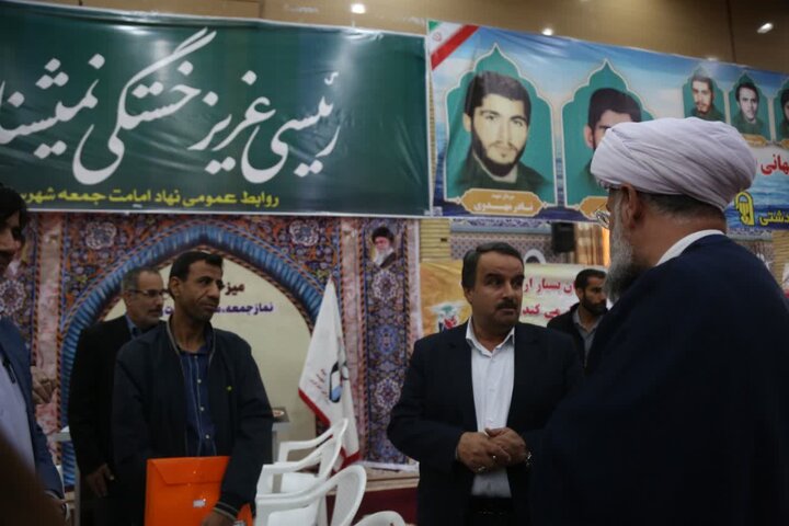 تصاویر/ برپایی میز خدمت و ایستگاه بهداشت در نمازجمعه خورموج