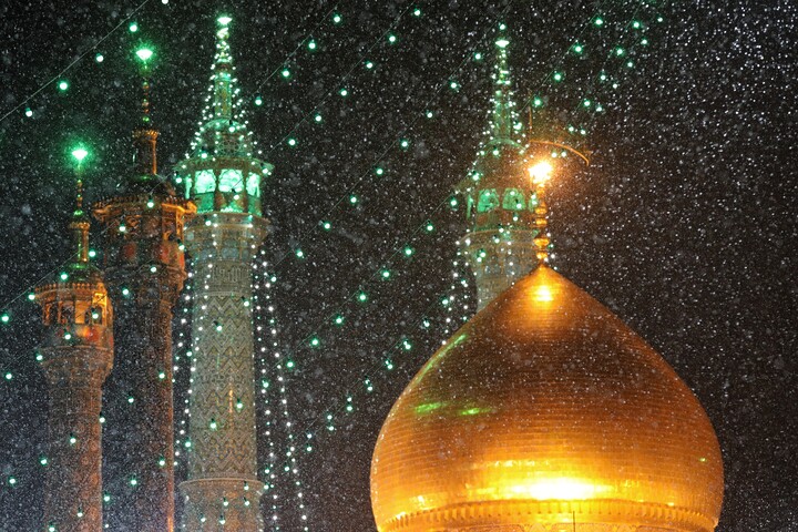 تصاویر/ حال و هوای حرم مطهر حضرت معصومه (س) در شب میلاد حضرت ابوالفضل عباس (ع)