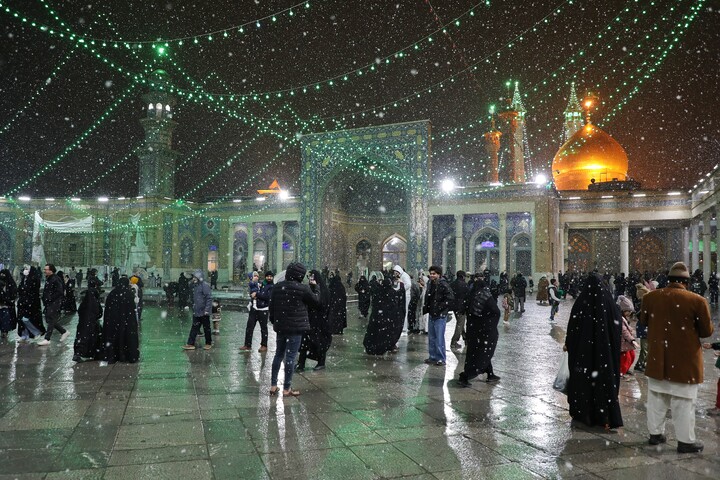 تصاویر/ حال و هوای حرم مطهر حضرت معصومه (س) در شب میلاد حضرت ابوالفضل عباس (ع)