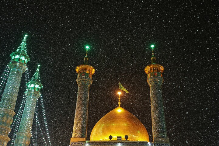 تصاویر/ حال و هوای حرم مطهر حضرت معصومه (س) در شب میلاد ابوالفضل العباس (ع)