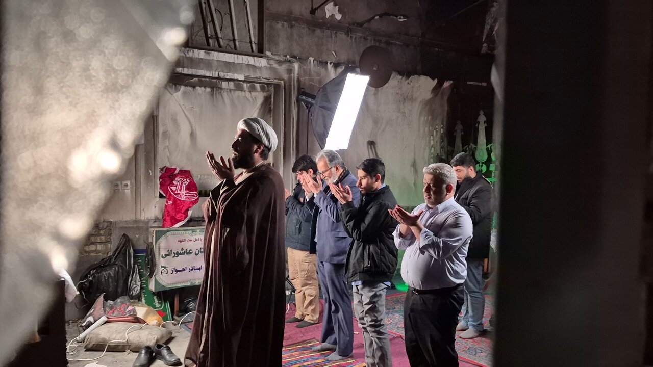 تصاویر/ نماز جماعت در حسینیه ای که دچار آتش نمرودیان شد