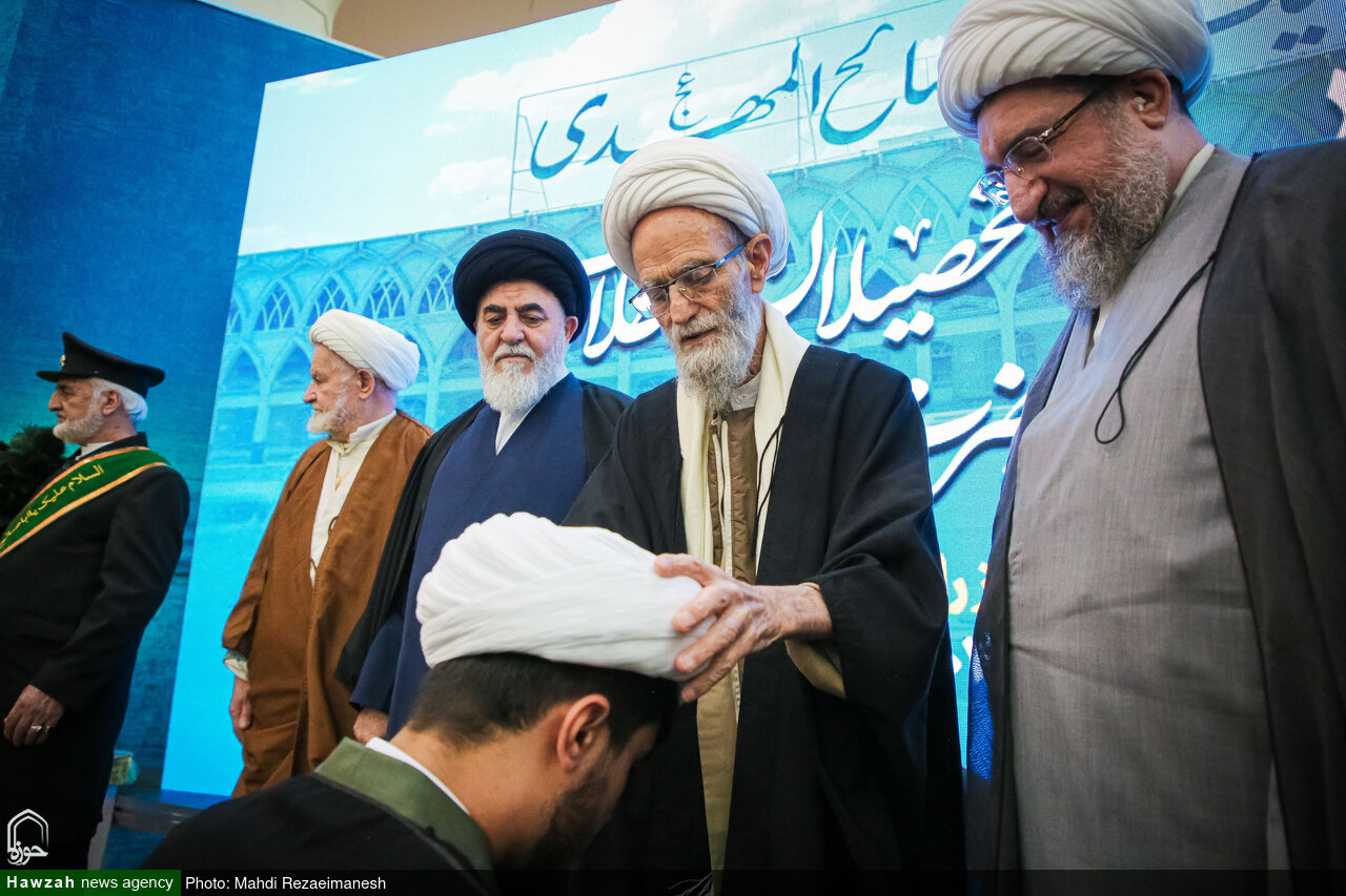 مراسم عمامهگذاری و تقدیر از طلاب ممتاز حوزه علمیه بناب در قم + تصاویر