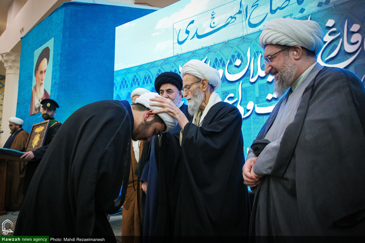 مراسم عمامهگذاری و تقدیر از طلاب ممتاز حوزه علمیه بناب در قم + تصاویر