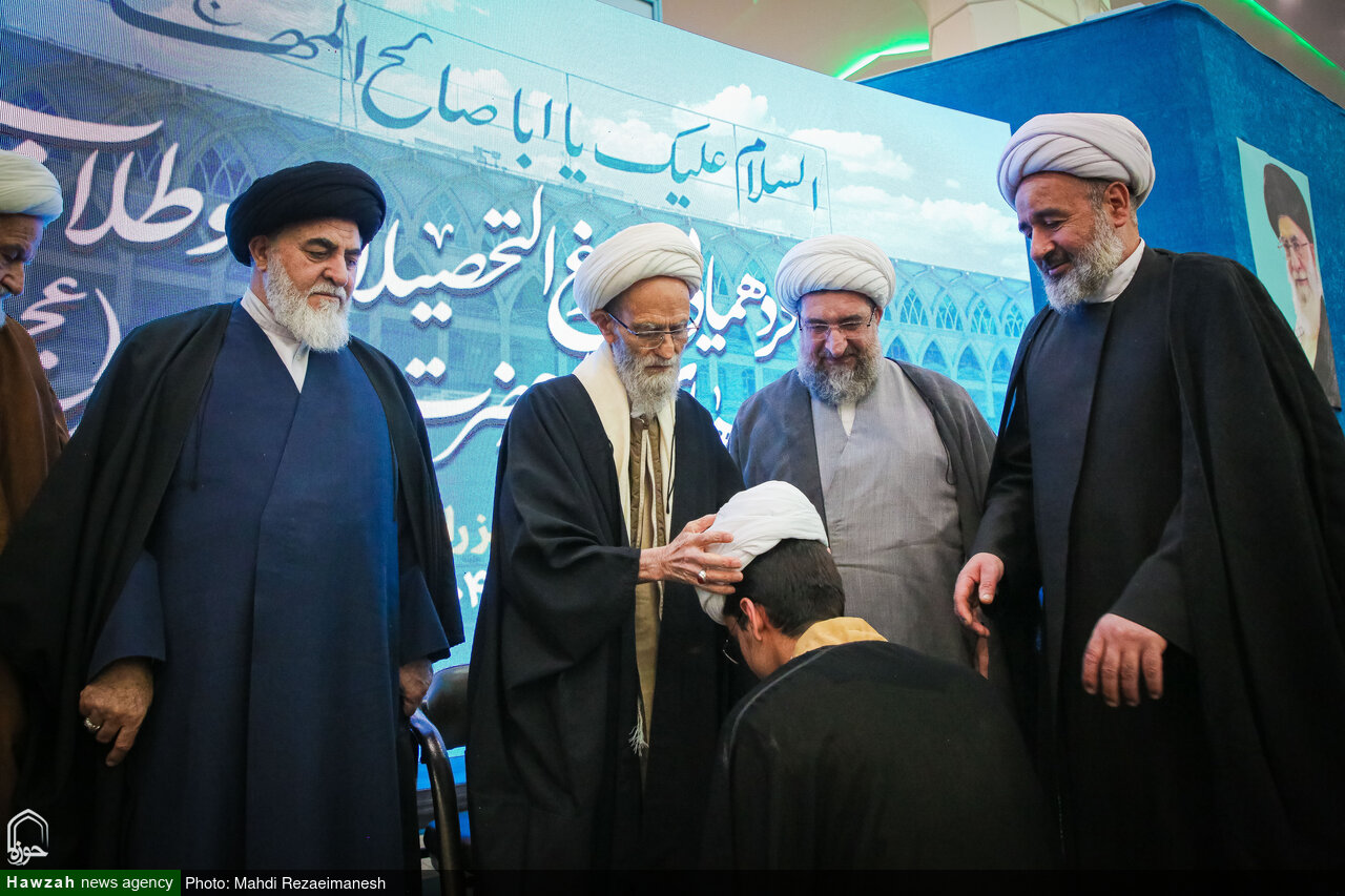 مراسم عمامهگذاری و تقدیر از طلاب ممتاز حوزه علمیه بناب در قم + تصاویر