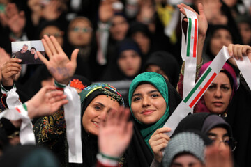 زنان، ستون استقامت روایت در جنگ معنا هستند