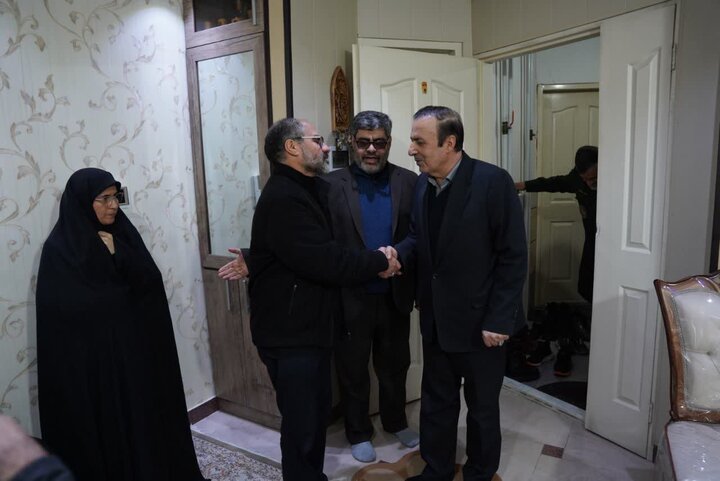 تصاویر / دیدار استاندار قزوین با خانواده شهدای مدافع امنیت