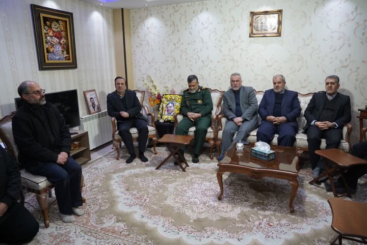 تصاویر / دیدار استاندار قزوین با خانواده شهدای مدافع امنیت