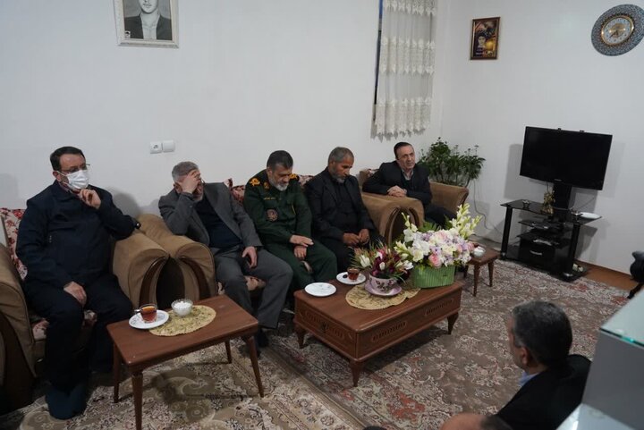 تصاویر / دیدار استاندار قزوین با خانواده شهدای مدافع امنیت