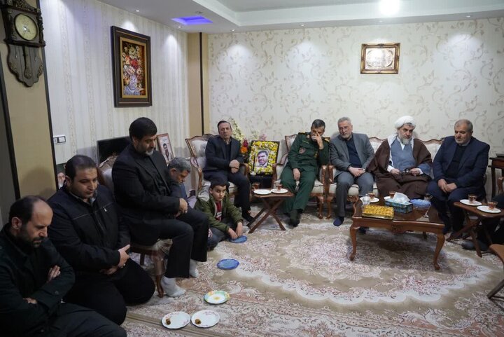 تصاویر / دیدار استاندار قزوین با خانواده شهدای مدافع امنیت