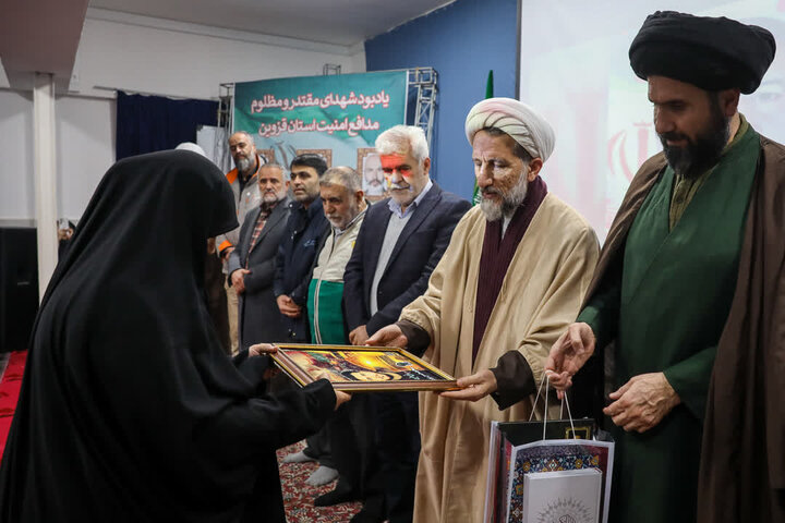 تصاویر / حضور امام جمعه قزوین در جمع خانواده شهدا