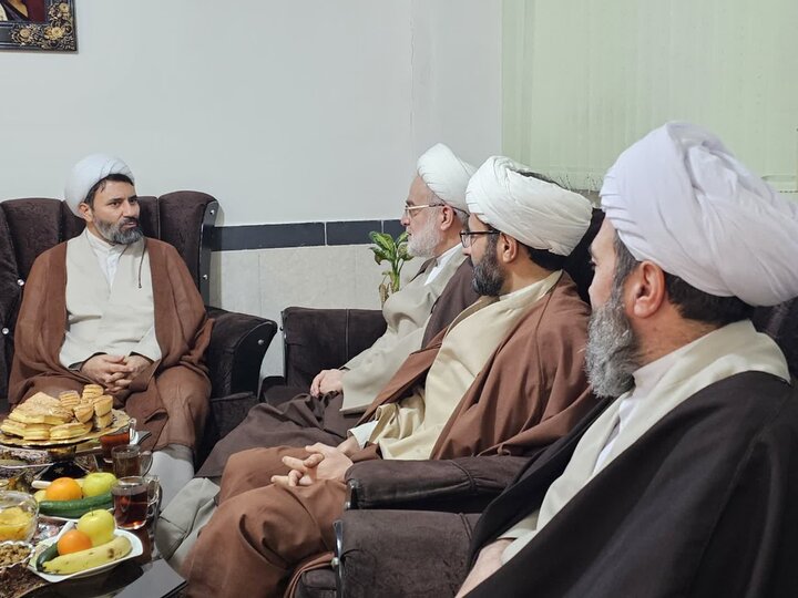 تصاویر/دیدار حجت‌الاسلام والمسلمین پورذهبی با طلاب آسیب دیده بیجار در حوادث اخیر