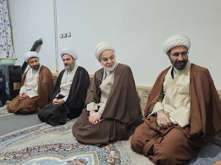 تصاویر/دیدار حجت‌الاسلام والمسلمین پورذهبی با طلاب آسیب دیده بیجار در حوادث اخیر