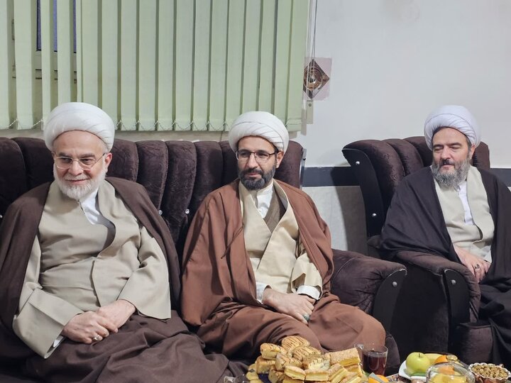 تصاویر/دیدار حجت‌الاسلام والمسلمین پورذهبی با طلاب آسیب دیده بیجار در حوادث اخیر